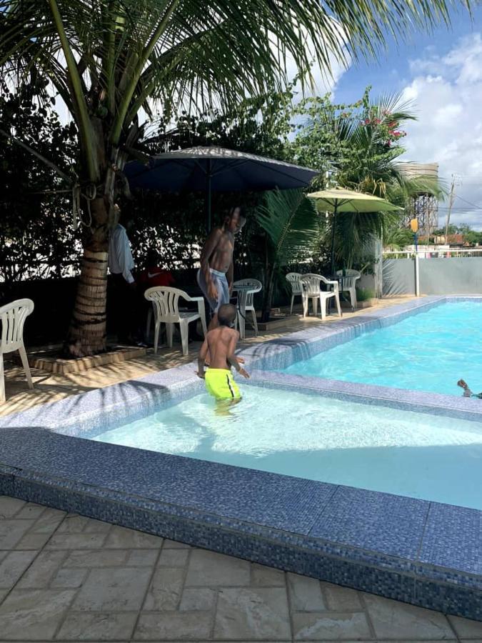 Woodpecker Resort Hotel Banjul Buitenkant foto