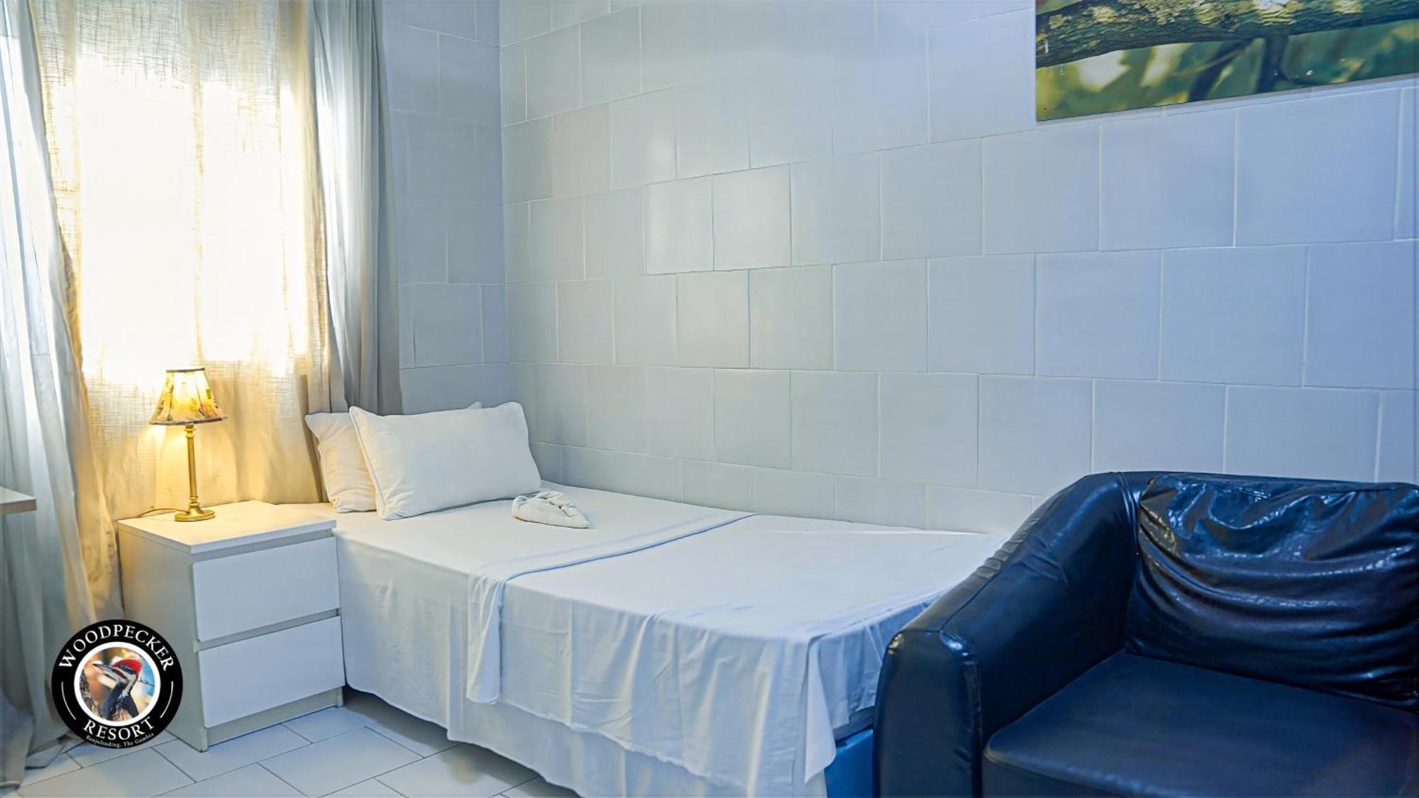 Woodpecker Resort Hotel Banjul Buitenkant foto